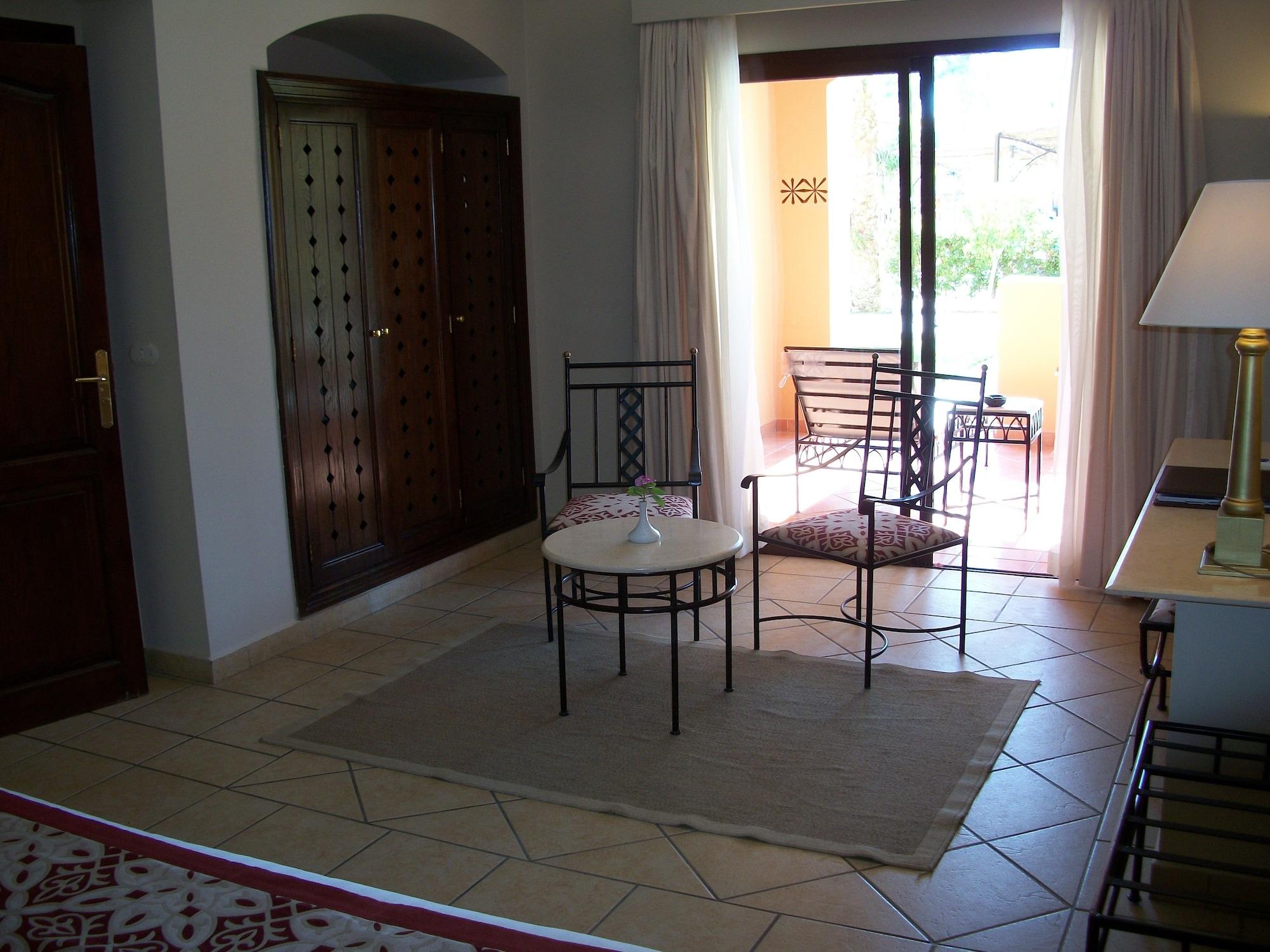Jaz Makadi Saraya Resort Hurgada Dış mekan fotoğraf A room at the Royal Palm Resort and Spa
