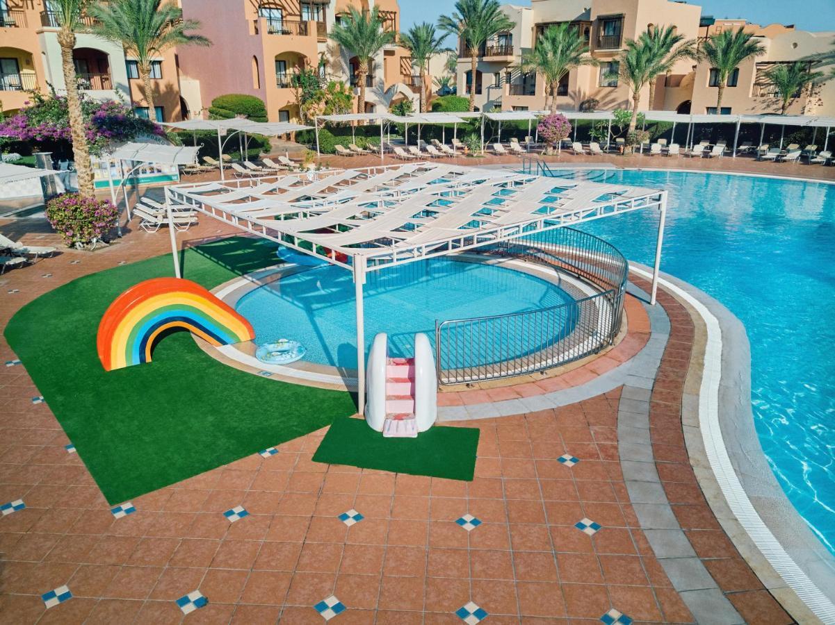 Jaz Makadi Saraya Resort Hurgada Dış mekan fotoğraf A swimming pool at a hotel in Egypt
