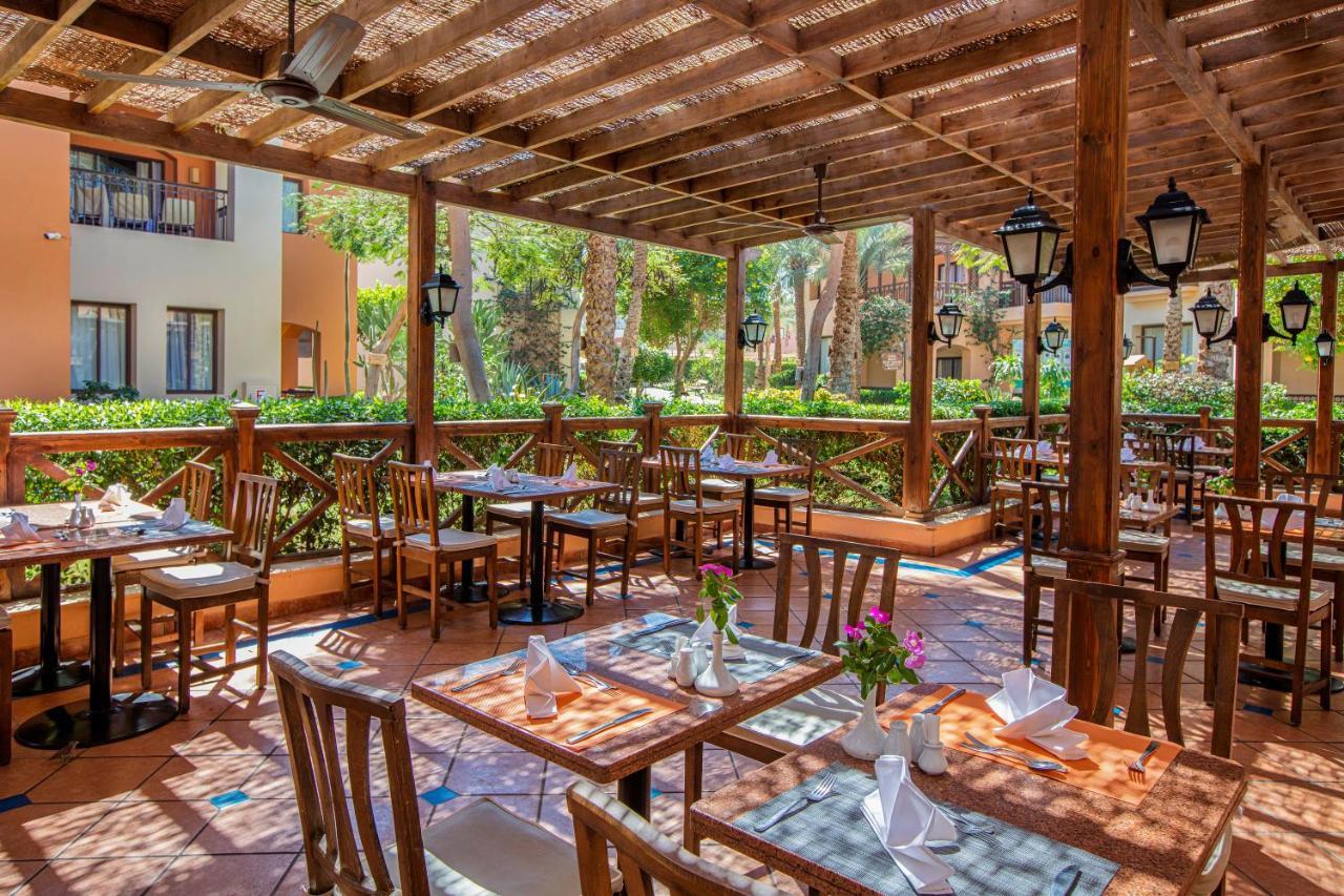 Jaz Makadi Saraya Resort Hurgada Dış mekan fotoğraf Outdoor dining at the hotel
