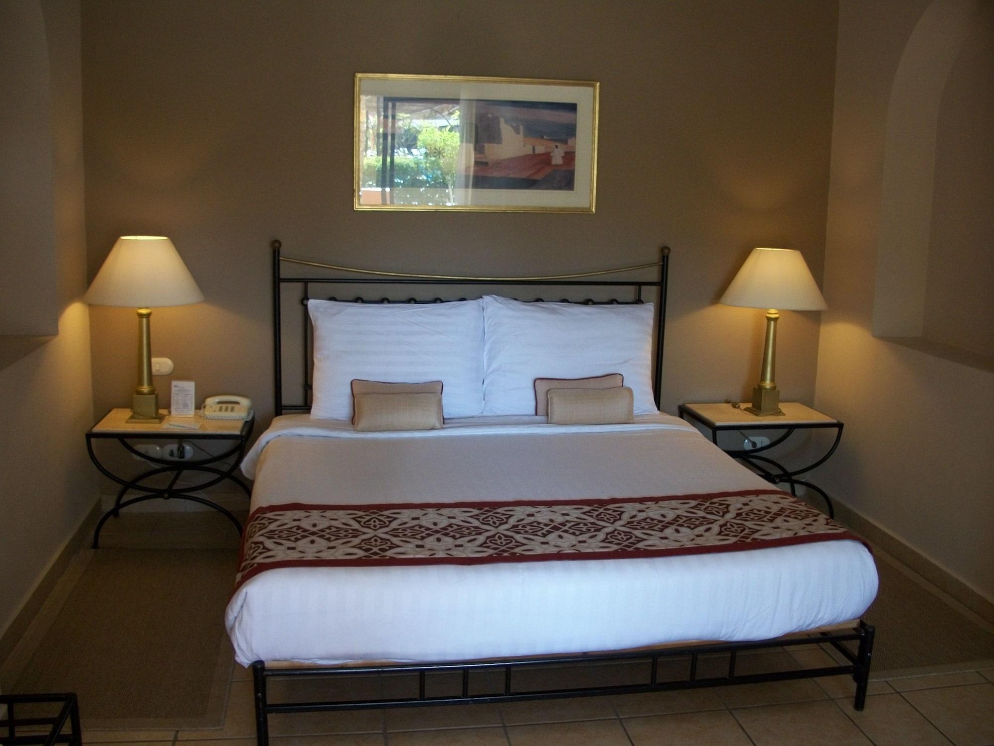 Jaz Makadi Saraya Resort Hurgada Dış mekan fotoğraf A bedroom at the Inn at the Opera