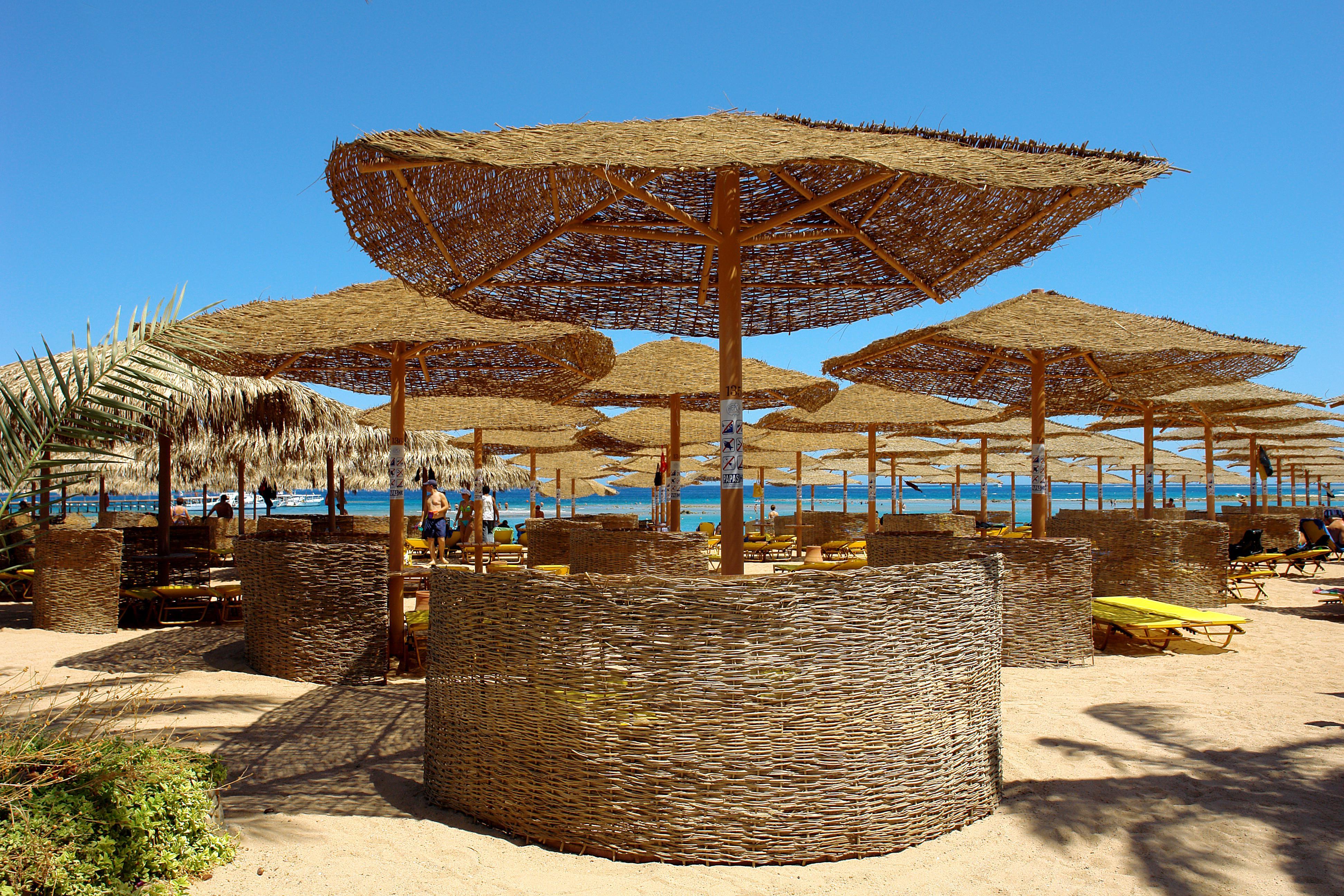 Jaz Makadi Saraya Resort Hurgada Dış mekan fotoğraf Beach bar in Egypt