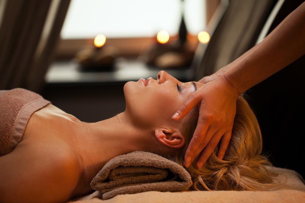 Jaz Makadi Saraya Resort Hurgada Dış mekan fotoğraf A woman receiving a head massage